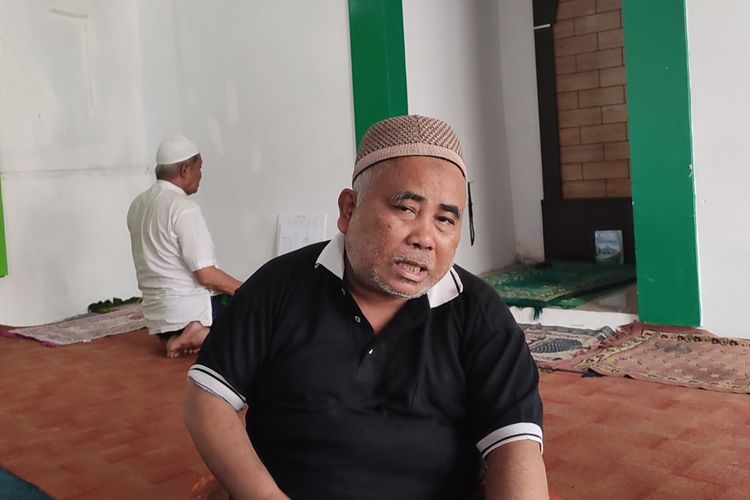 Iskandarsyah, tukang nasi goreng yang mengajarkan ngaji anak-anak di Jalan H.Irin, Karang Tengah, Lebak Bulus, Jakarta Selatan. Ia telah memiliki 90 murid.