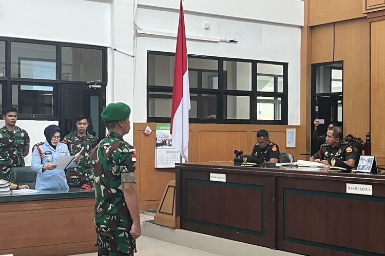 Prada Y, prajurit TNI yang menjadi terdakwa pembunuhan tunangannya sendiri, Sri Mulyani, di Kabupaten Sambas, Kalimantan Barat (Kalbar) dituntut hukuman pecat dari kedinasan dan penjara seumur hidup. 