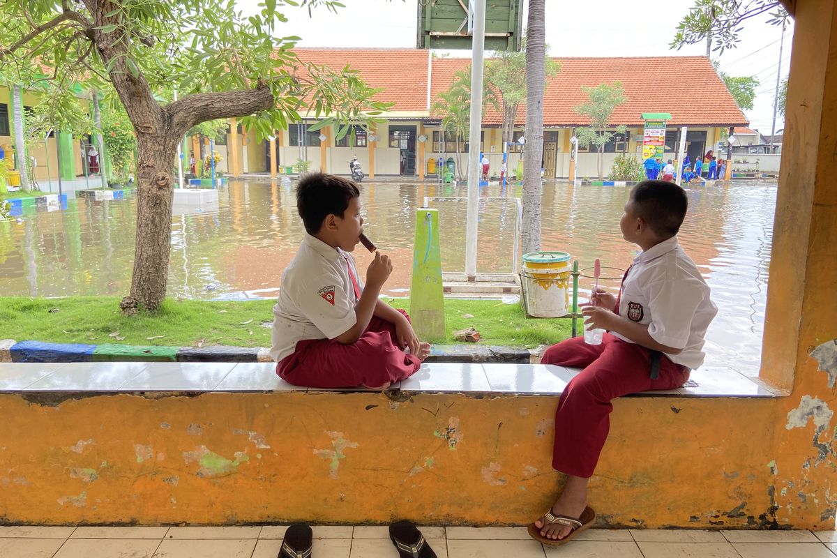 Dua siswa SDN Gempolsari 1 Sidoarjo menggunakan sandal saat sekolah 