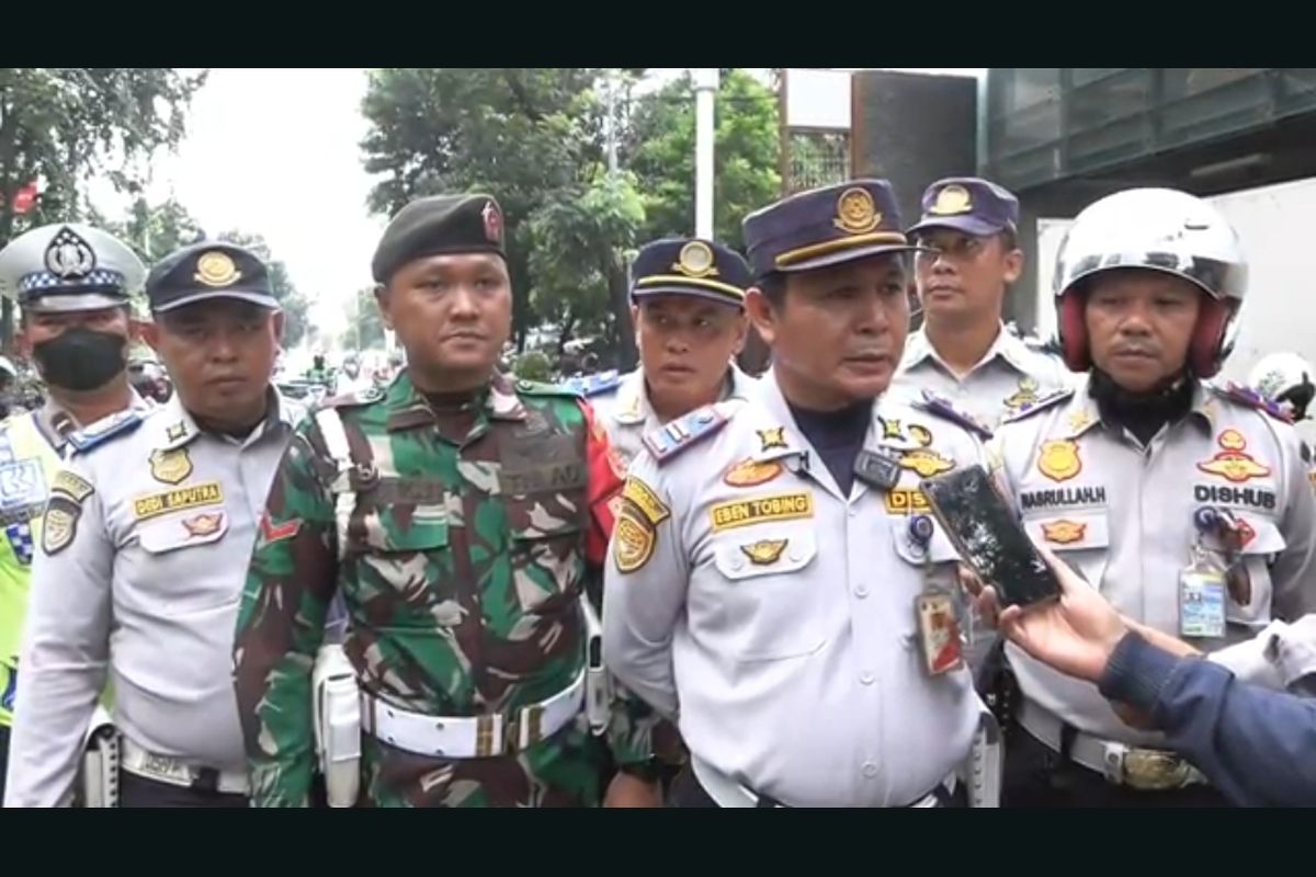 Ebenezer Tobing, Pengawas Tim Tindak Suku Dinas Perhubungan Kota Administrasi Jakarta Selatan,  melakukan doorstop usai melakukan operasi gabungan parkir liar. 