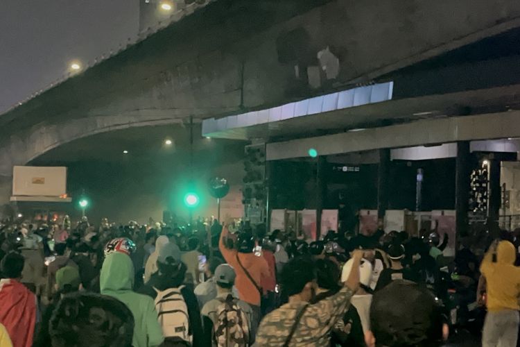 Gas Air Mata Ditembakkan di Slipi, Massa Sempat Membakar Ban di Tengah Jalan