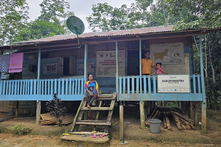 Rumah pangung milik Rusman, salah satu tetua masyarakat Batin Sembilan, di Hutan Harapan, Jumat (9/2/2024).