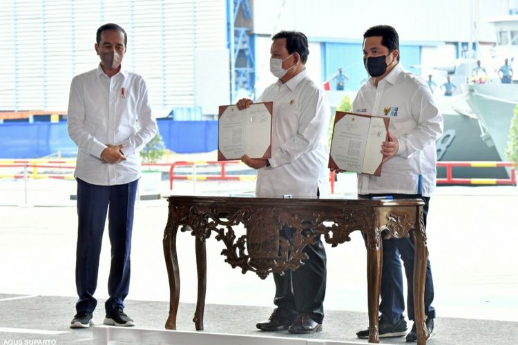 Presiden Joko Widodo, Menhan Prabowo Subianto dan Menteri BUMN Erick Thohir pada peluncuran holding BUMN Defend ID di Surabaya, Rabu (20/4/2022).