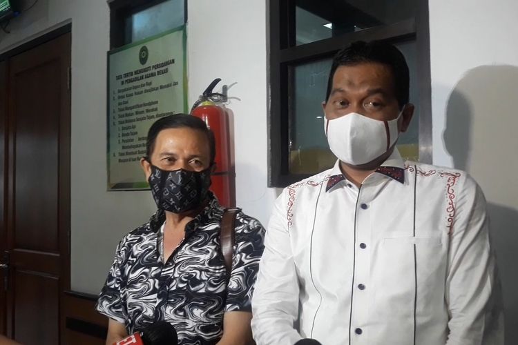 Rangga B Rikuser dan Yopie selaku kuasa hukum Jenita Janet saat ditemui di Pengadilan Agama Bekasi, Jawa Barat, Rabu (2