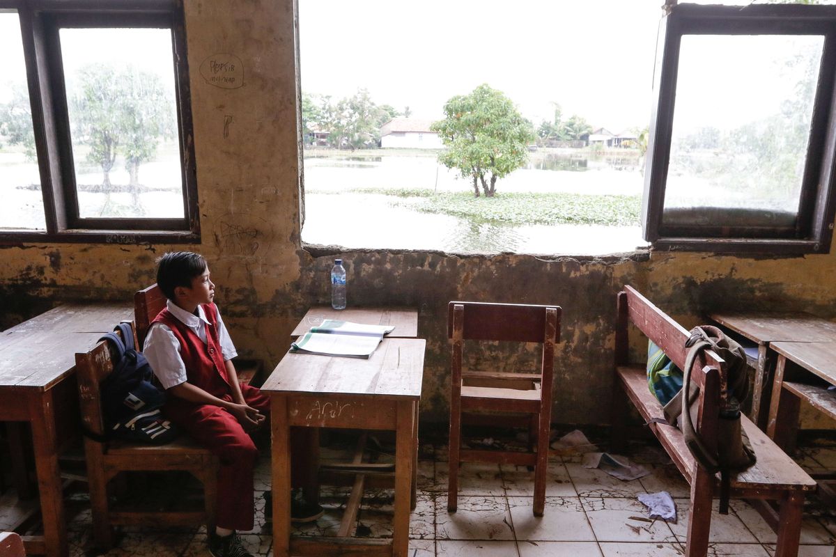 Murid SD Negeri Samudrajaya 04, Kecamatan Tarumajaya, Kabupaten Bekasi belajar di ruang kelas yang rusak, Senin (20/1/2020). Tidak hanya gedung bangunan yang buruk, sistem pendidikan manusia Indonesia masa kini pun buruk. 