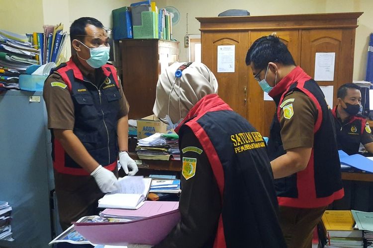 Penyidik Kejaksaan Negeri Blora melakukan penggeledahan di Kantor Dindagkop UKM Blora, Senin (20/9/2021)