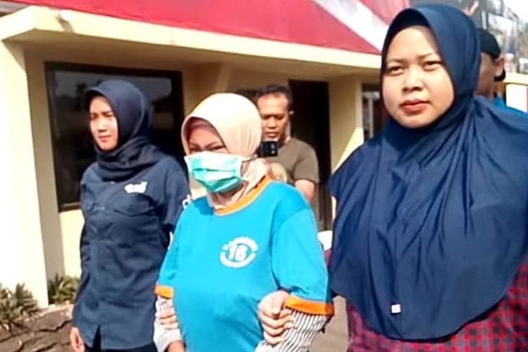 YN (20), tersangka kasus bayi 3 bulan yang ditemukan tewas di bak mandi digelandang ke sel tahanan Polres Cianjur, Jawa Barat, Minggu (29/09/2019).