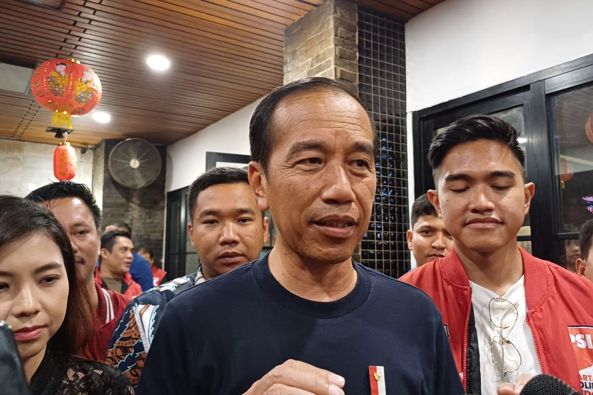 Jokowi, Kaesang, dan kader muda PSI makan malam di Bandung, Jawa Barat 