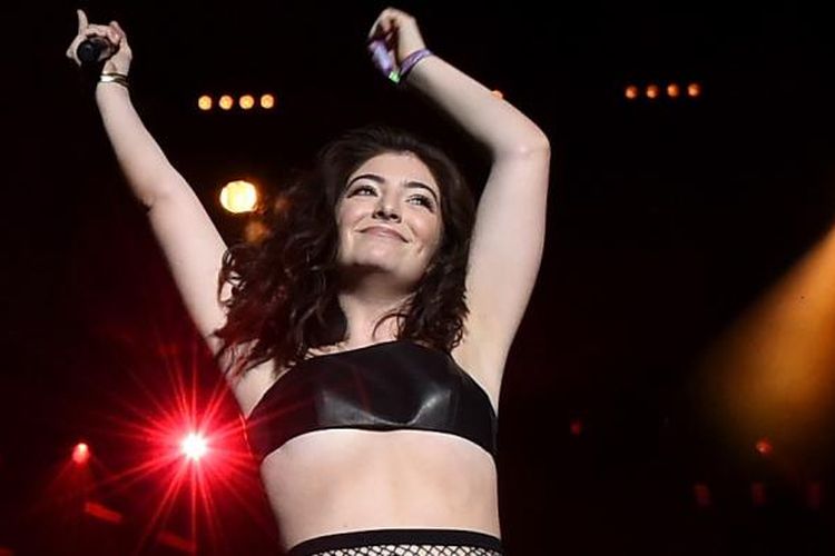 Lorde tampil dari pertunjukan Disclosure di ajang Coachella Valley Music & Arts Festival di Empire Polo Club di Indio, California, 16 April 2016. 