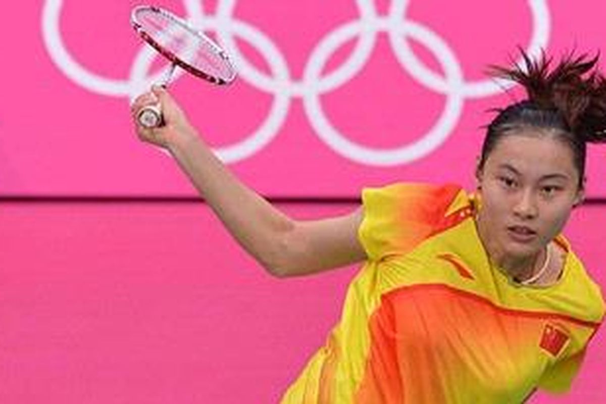 Tunggal putri China, Wang Yihan, mengembalikan bola pemberian pemain India, Saina Nehwal, pada semifinal bulu tangkis Olimpiade London 2012, Jumat (3/8/2012). Wang Yihan menang 21-13, 21-13, yang memastikan China sabet emas tunggal putri karena Yihan akan bertemu kompatriotnya, Li Xuerui.
