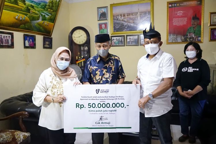 Legenda seniman ludruk asal Surabaya, Jawa Timur, Cak Kartolo mendapat bantuan sejumlah uang tunai senilai Rp 50.000.000 dari Wakil Wali Kota Surabaya Armuji, saat mengunjungi kediaman Kartolo di Jalan Kupang Jaya 1, Surabaya, Senin (6/9/2021).