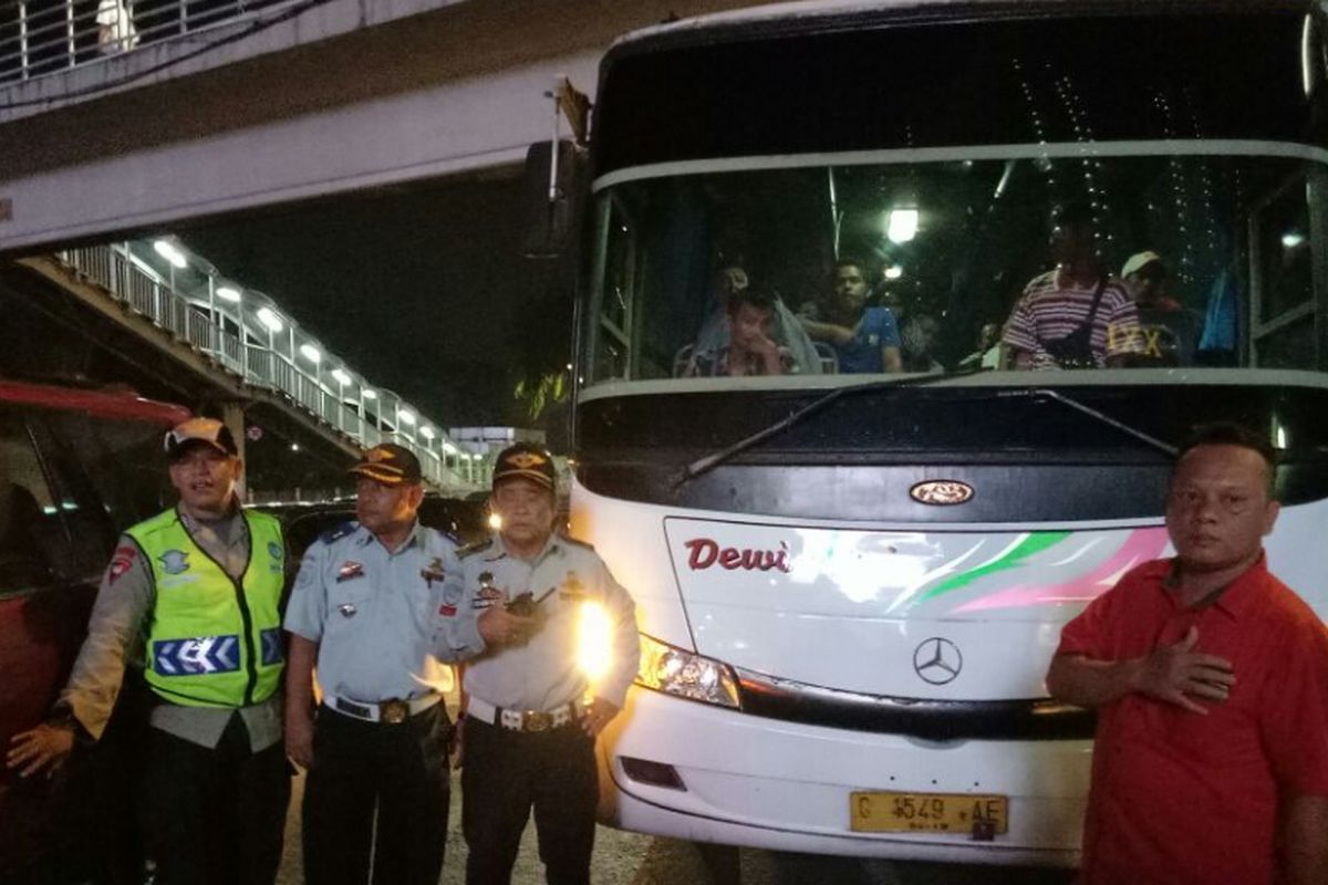 Sudinhub Jakbar menggelar operasi penertiban terminal bayangan pada Senin (11/9/2017) malam. 