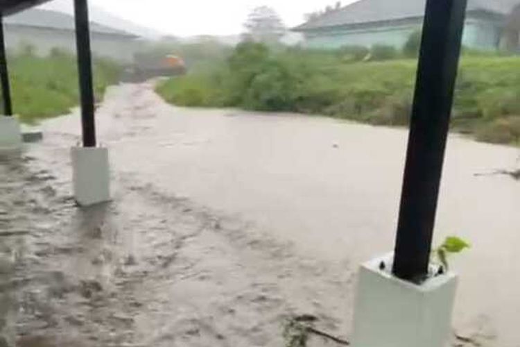 Banjir mengalir di areal Rumah Sakit Umum Daerah Lehong di Manggarai Timur, Minggu, (16/10/2022) akibat hujan lebat yang melanda Manggarai Timur, NTT. (DOK/WARGA MANGGARAI TIMUR-YORIT PONIT UNTUK KOMPAS.com)