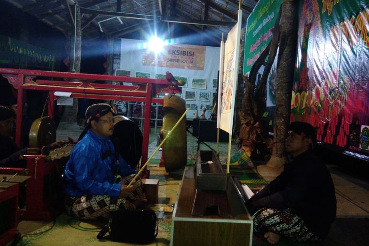 Dalang Menceritakan Wayang Beber saat Pertunjukan Di Desa Bejiharjo, Karangmojo, Gunungkidul Kamis (27/7/2017)