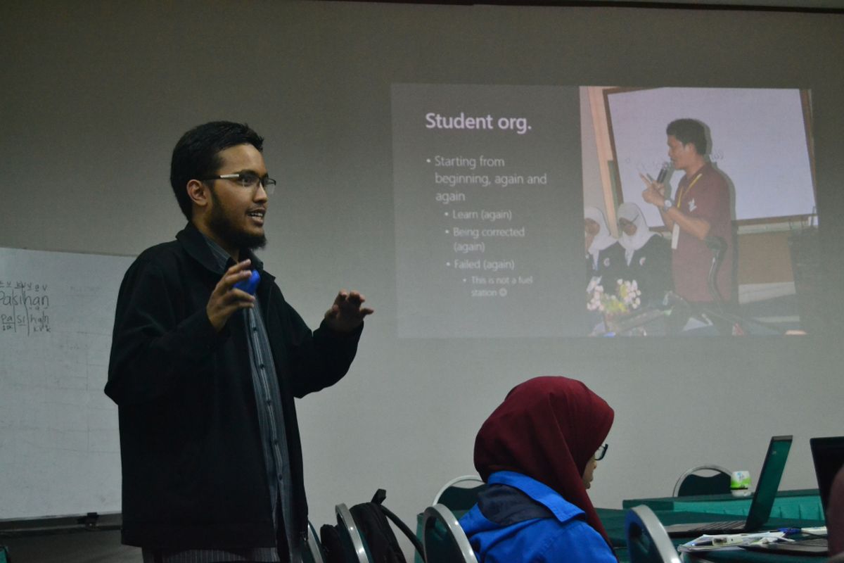 Angkatan kerja muda yang dinamis ini menjadi kunci pendorong bagi potensi pertumbuhan ekonomi yang tinggi.