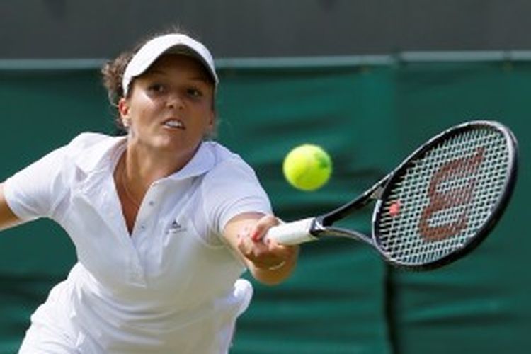 Petenis Inggris, Laura Robson, mengembalikan bola dari Marina Erakovic, saat bertemu di babak ketiga turnamen grand slam Wimbledon, Sabtu (29/6/2013).