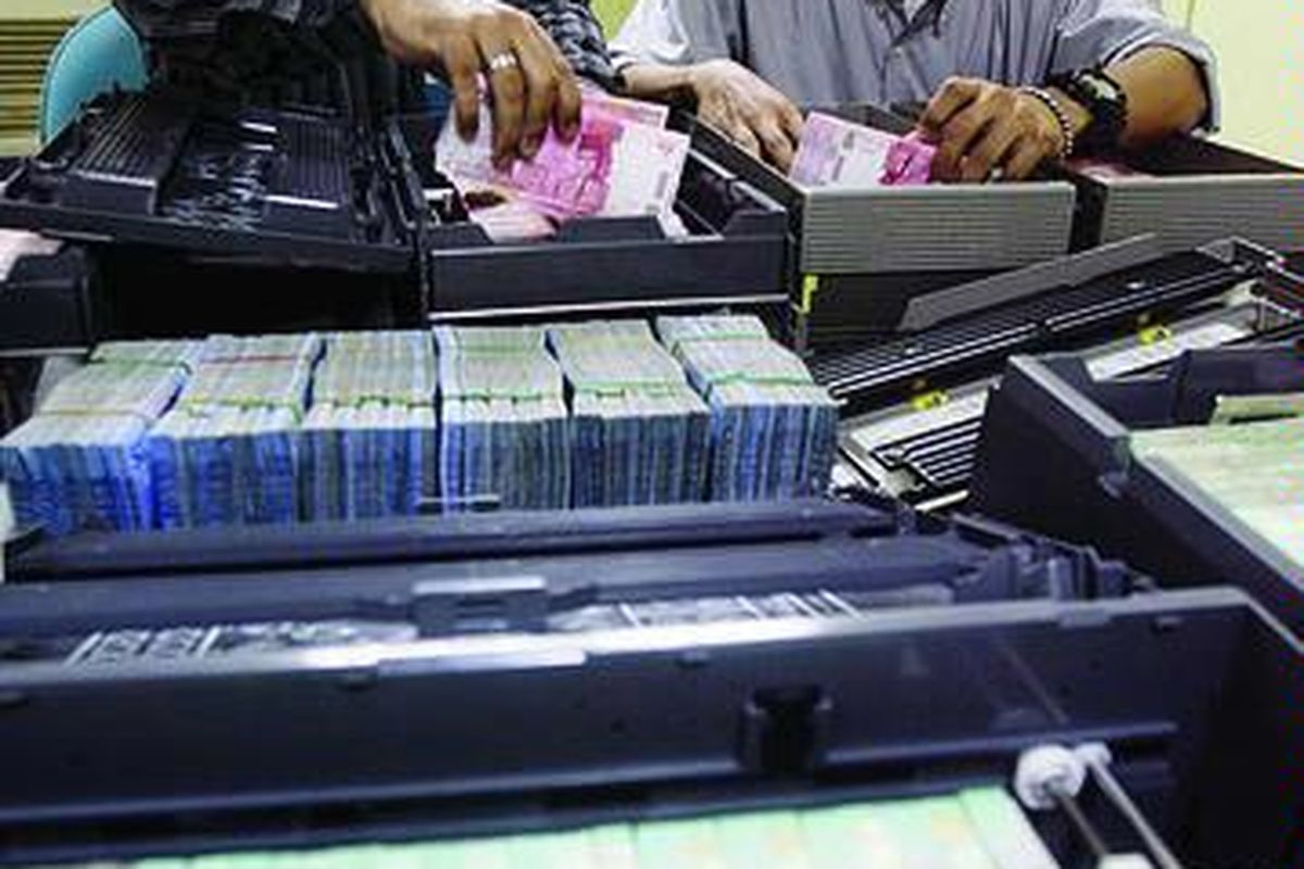 Staf bagian cash center Bank BNI mengisi magasin untuk mesin anjungan tunai mandiri (ATM) di BNI Sudirman, Jakarta, Rabu (26/ 5). Kebutuhan uang untuk ATM BNI pada hari libur panjang akhir pekan meningkat rata-rata 30 persen dibandingkan dengan hari biasa, menjadi Rp 420 miliar per hari.