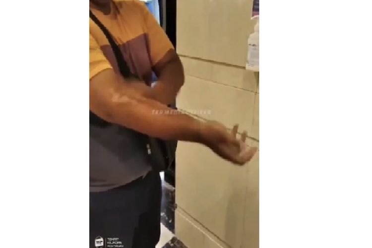 Tangkapan layar video seorang pria menggunakan hand sanitizer di lengan, leher, dan di perut pada Jumat (20/3/2020).