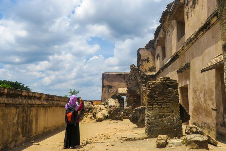 Pengunjung melihat bagian Pulo Kenanga