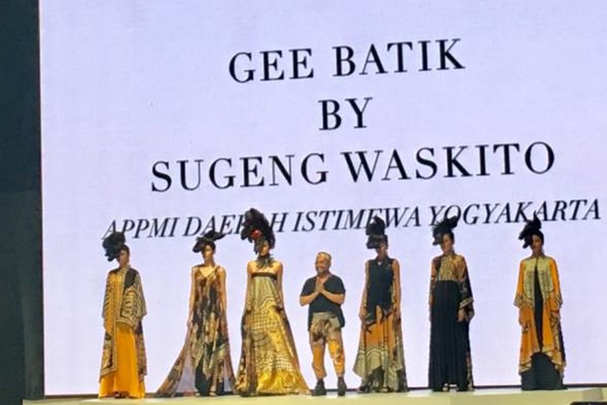 Koleksi busana Gee Batik by Sugeng Waskito dalam Indonesia Fashion Week 2017 di Jakarta, Jumat (3/2/2017).