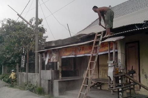 Warga Kediri Mulai Bersihkan Atap Rumah dari Abu Vulkanis