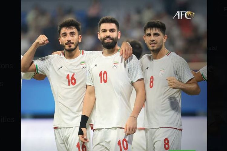 Selebrasi para pemain Iran usai menjebol gawang Thailand pada laga babak 16 besar sepak bola putra Asian Games 2022 yang digelar di Shangcheng Sports Centre Stadium, Rabu (27/9/2023). Iran menang 2-0 dan lolos ke perempat final. (Sumber foto: Tangkapan layar Twitter @afcasiancup)