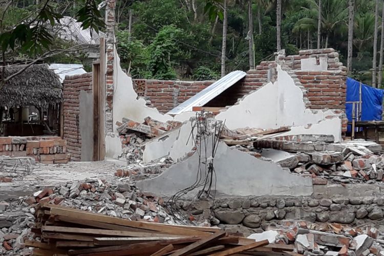 Rumah hancur di Dusun Menggala, Lombok Utara