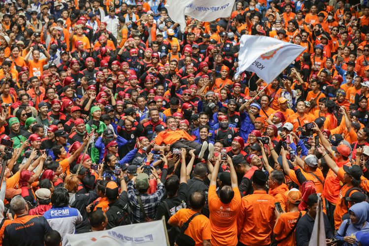 Presiden Partai Buruh Said Iqbal dibopong buruh saat May Day Fiesta dalam rangka memperingati Hari Buruh Internasional di Istora Senayan Jakarta, Senin (1/5/2023). Ribuan buruh turun ke jalan menyampaikan aspirasinya.