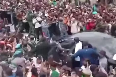 Presiden Jokowi Disambut Lautan Manusia di Kota Soe, Mobil RI 1 Sulit Bergerak