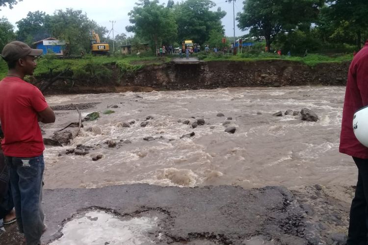 Jembatan Dagemage di Desa Kolisia, Kecamatan Magepanda, Kabupaten Sikka yang ambruk tahun 2018 lalu.  
