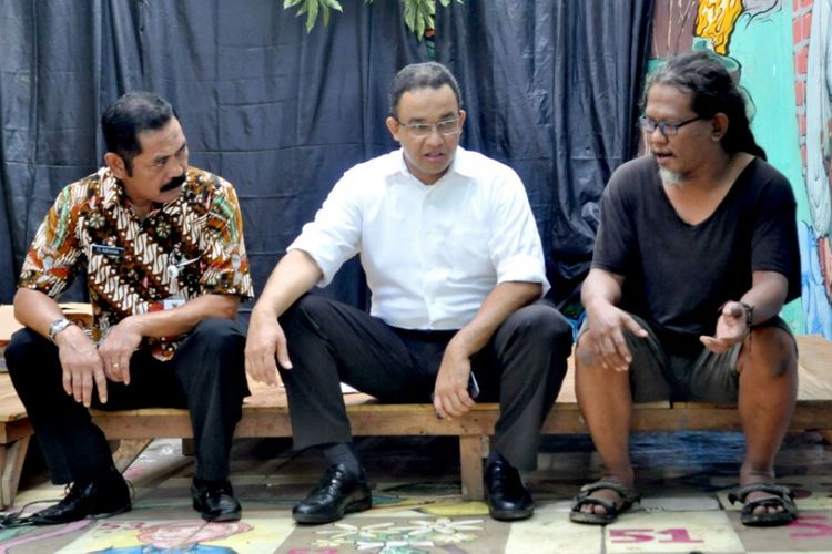 Pembina Rumah Baca Sangkrah, Danny Setyawan berdiskusi dengan mantan Menteri Pendidikan, Anies Baswedan saat mengunjungi rumah bacanya.