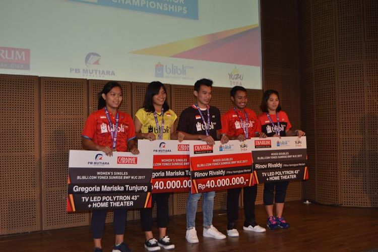 Para atlet peraih prestasi di Blibli.com Yonex Sunrise BWF World Junior Championships (WJC) 2017, Oktober lalu. Dari kiri: Siti Fadia, Gregoria Mariska Tunjung, Rinov Rivaldy, Rehan Naufal Kushardjanto dan Ribka Sugiarto