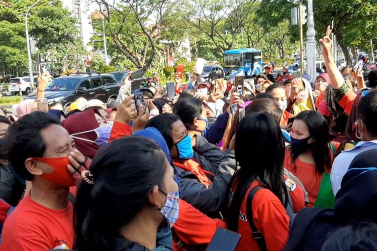 Ratusan buruh pabrik yang bekerja di perusahaan garmen di Semarang melakukan aksi unjuk rasa di depan Kantor Gubernur Jawa Tengah, Selasa (28/7/2020).