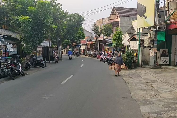 Lokasi Y (57), korban tabrak lari, ditabrak oleh dua pelajar SMA yang berboncengan sambil mengebut di Jalan Kalisari Raya, Pasar Rebo, Jakarta Timur pada Kamis (20/7/2023).