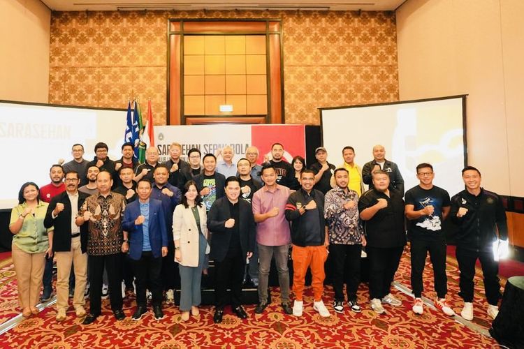 Perwakilan jajaran petinggi klub Liga 1 foto bersama seusai pembukaan Sarasehan Sepak Bola di Sheraton Hotel Surabaya, Sabtu (4/3/2023) pagi.