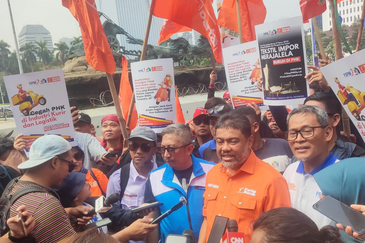 Ketua Konfederasi Serikat Pekerja Indonesia (KSPI) Said Iqbal memberikan keterangan kepada wartawan terkait aksi yang dilakukan buruh tekstil di Patung Kuda Arjuna Wijaya. Rabu (3/7/24) 