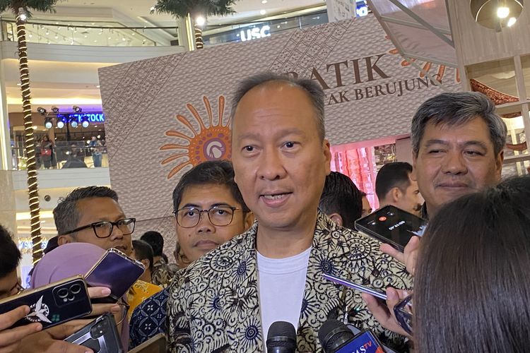 Menteri Perindustrian (Menperin) Agus Gumiwang Kartasasmita dalam pameran ‘Hari Batik NasionalxIndustrial Festival 2024’ di Mall Kota Kasablanka, Jakarta Selatan, Rabu (2/10/2024).