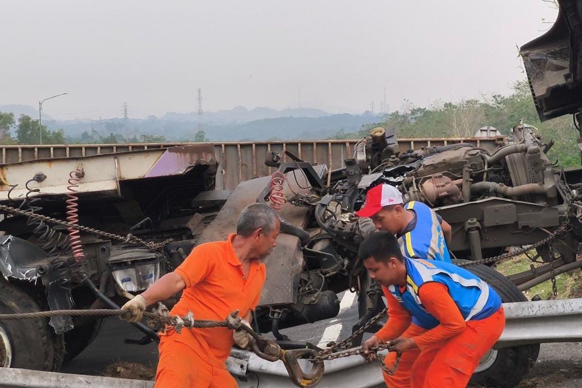 Evakuasi truk kontainer terguling di ruas jalan tol Cipularang, Purwakarta, Jawa Barat, Rabu (23/10/2024).