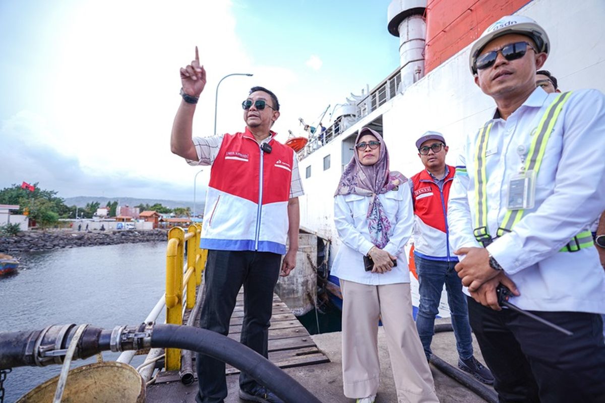 Direktur Keuangan PPN Arya Suprihadi bersama dengan Direktur Pembinaan Usaha Hilir Migas Kementerian Energi dan Sumber Daya Mineral (ESDM) Mustika Pertiwi melakukan pengecekan Stasiun Pengisian Bahan Bakar Bunker (SPBB) di penyebrangan Ketapang ? Gilimanuk, agen dan pangkalan LPG, serta kesiapan integrated terminal Tanjung Wangi dalam menyuplai BBM.