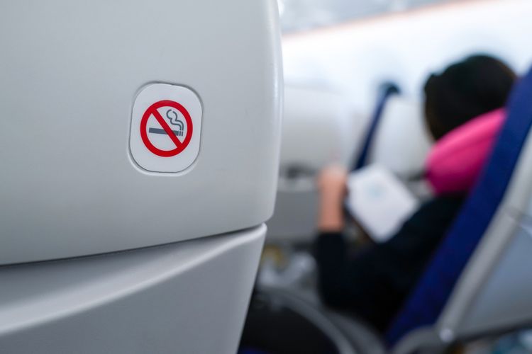 Tanda dilarang merokok di dalam kabin pesawat.