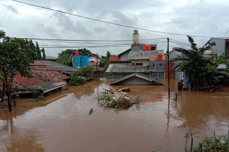 Kelurahan Cipinang Melayu, Kecamatan Makasar sudah terendam banjir sedalam lebih kurang 3 meter sejak dini hari, Jakarta, Selasa (25/2/2020).