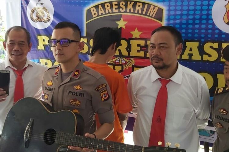 Kapolsek Regol Kompol Aulia Djabar tengah menjelaskan perkara kasus pencurian dilakukan pengamen bernama TS. Korban pengamen yang jadi jambret ini melawan karena bisa bela diri. 