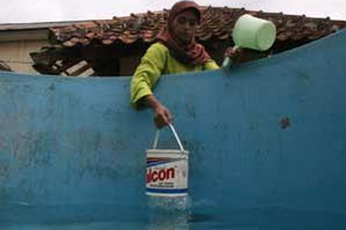 Mimin Nurjanah (35) warga Desa Jayapura, Kecamatan Cisayong, Kabupaten Tasikmalaya, Jawa Barat, mengambil air bersih yang dipasok oleh PDAM Tasikmalaya, Rabu (3/9). Air bersih menjadi kebutuhan mendesak korban gempa yang mengungsi di tenda darurat saat ini.