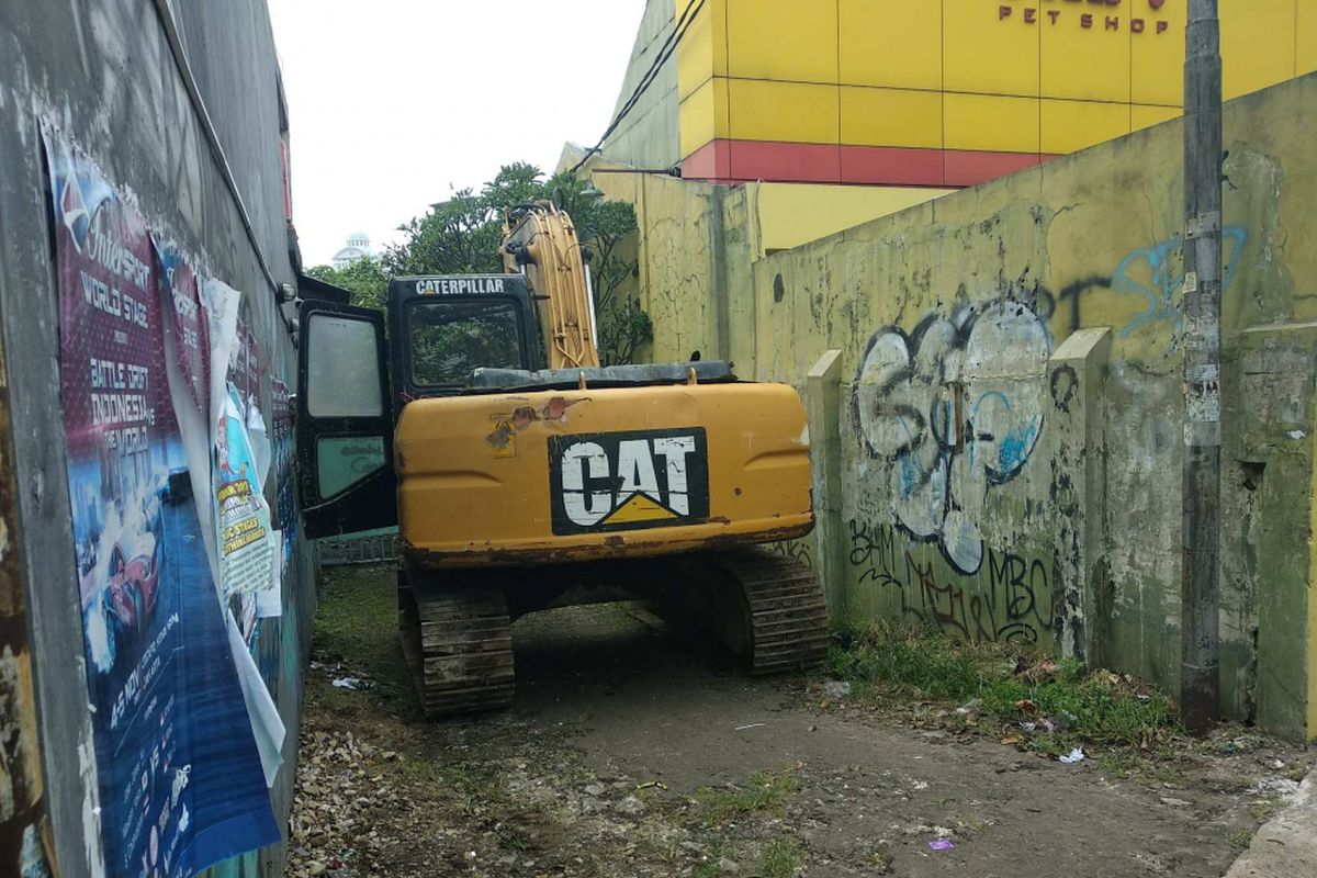 Back hoe yang nyaris diamuk warga Jalan Tanah Baru.