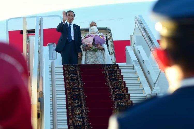Presiden Joko Widodo dan Ibu Negara Iriana Joko Widodo saat akan lepas landas dari Bandara Vnukovo II, Moskow, Rusia menuju Abdu Dhabi, Uni Emirat Arab, Kamis (30/6/2022).