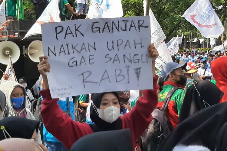 Aksi demo buruh di depan Kantor Disnakertrans Jateng, Senin (29/11/2021). Simak rincian UMK Semarang 2022 pada daftar UMK 2022 Jawa Tengah.
