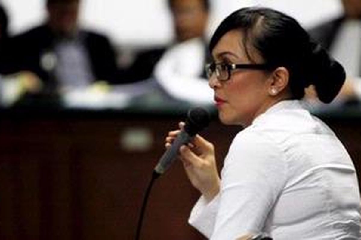 Angelina Sondakh memberikan keterangan sebagai saksi dalam sidang Muhammad Nazaruddin, terdakwa kasus dugaan suap wisma atlet SEA Games 2011, di pengadilan Tindak Pidana Korupsi, Jakarta Selatan, Rabu (15/2/2012). Selain Angelina, I Wayan Koster juga turut dihadirkan sebagai saksi dalam persidangan ini. Keduanya dianggap mengetahui aliran dana wisma atlet SEA Games, dan diduga menerima uang wisma atlet sebesar Rp 2 miliar dan Rp 3 miliar.