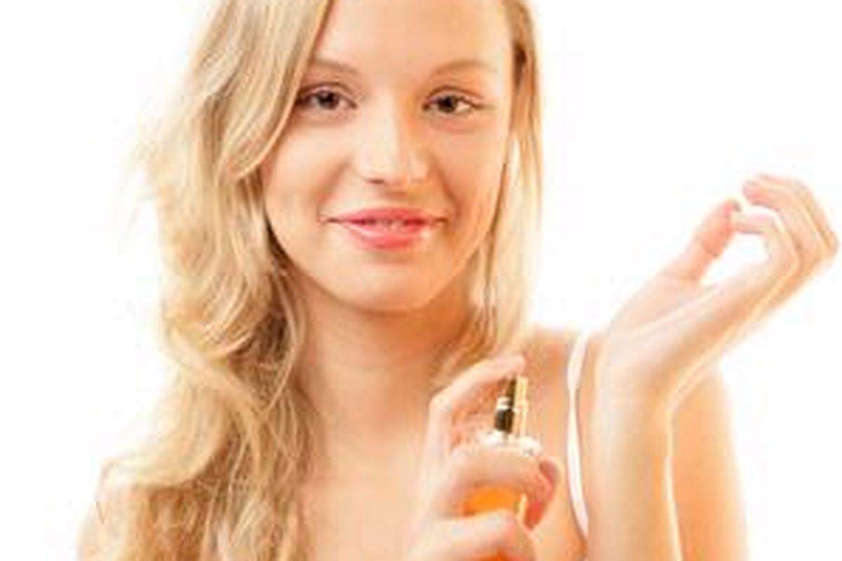Semprotkan parfum di titik-titik nadi. Jangan digesekkan usai disemprotkan. 