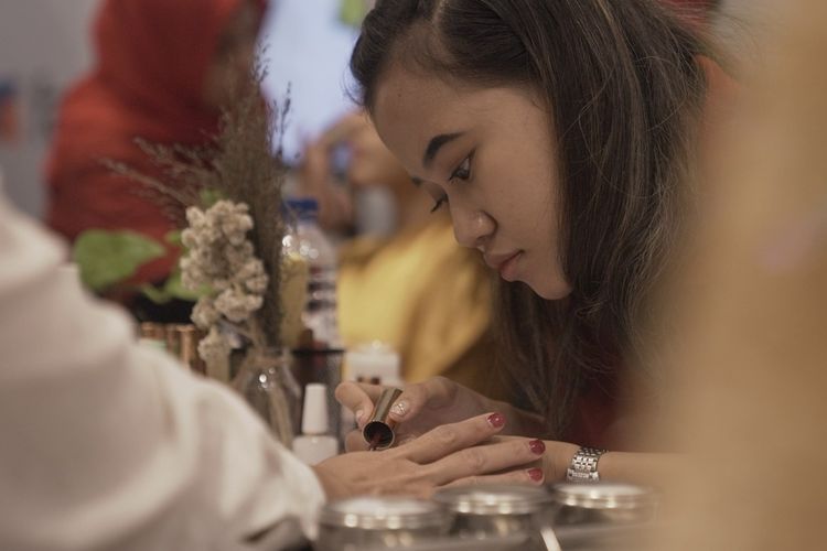 Nail art atau seni mempercantik kuku dengan cara melukis dan menghias kuku.