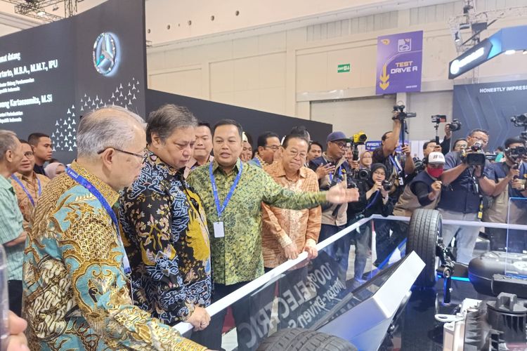 Menko Airlangga Mendengarkan Penjelasan Soal Nissan e-Power